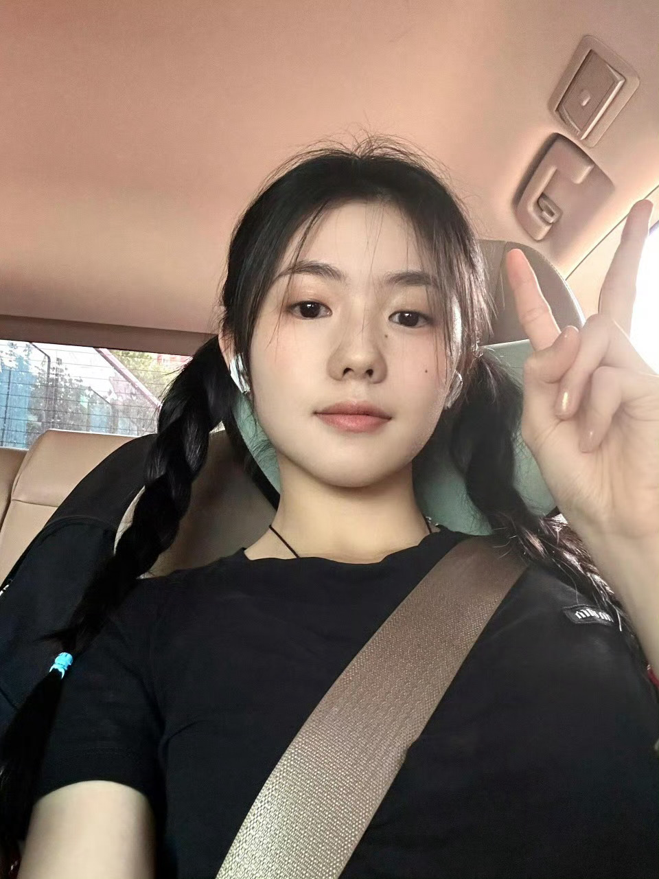 双麻花辫的存，这个小女孩准备把我萌死[送花花][送花花][送花花] ​​​