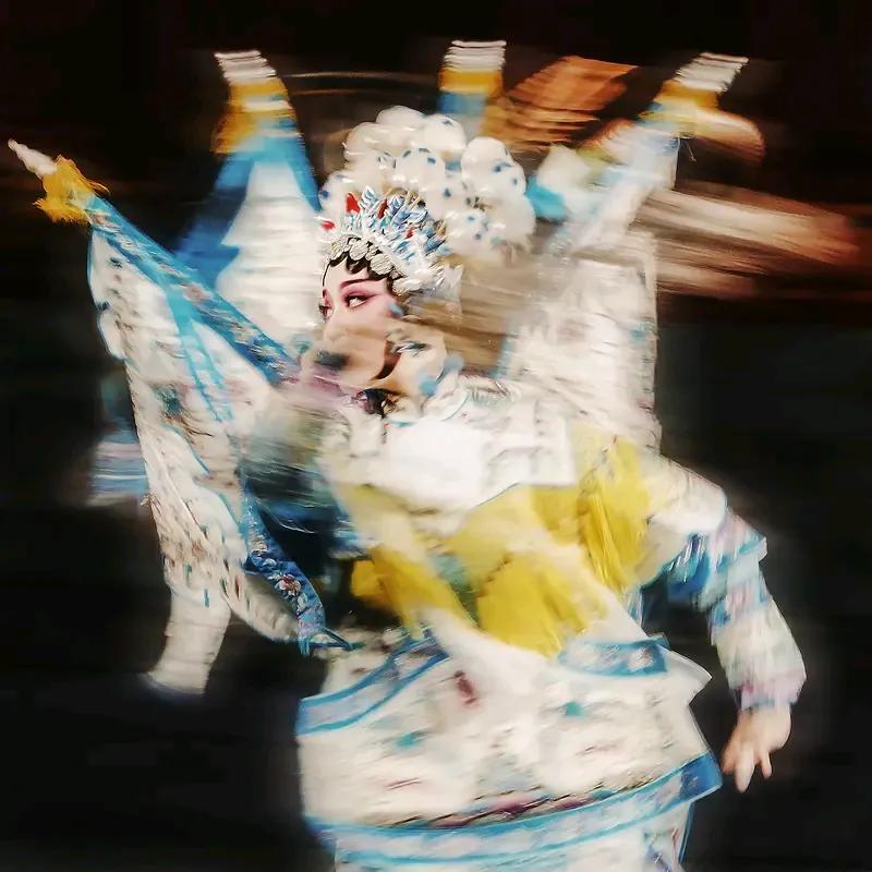 林青霞的美是多元且极具魅力的。她在《刀马旦》中的男装扮相就很惊艳，那种潇洒独立的
