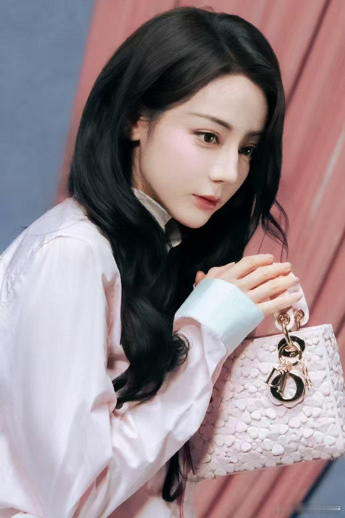 迪丽热巴 没有成为演员的生活 迪丽热巴红秀采访太戳心啦！她说没成演员会守在父母旁