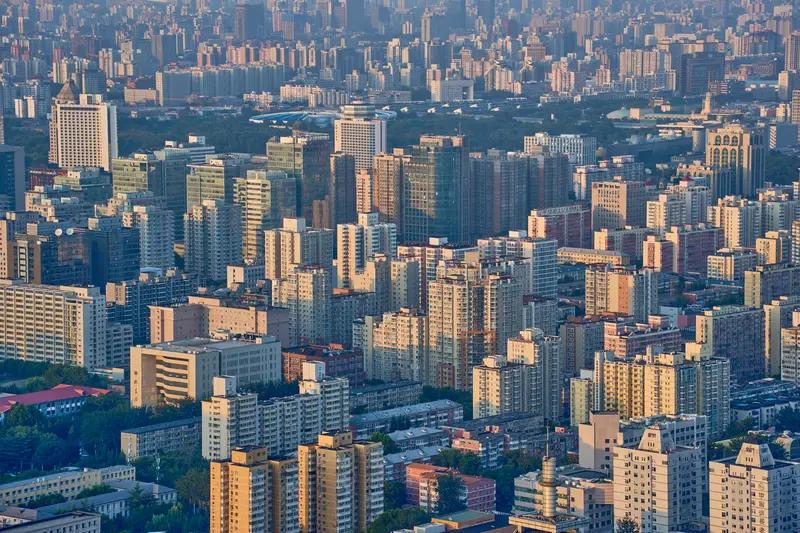 在北京买不起房确实闹心。其实可以换个思路。要是自住，不一定要盯着市中心，像房山、