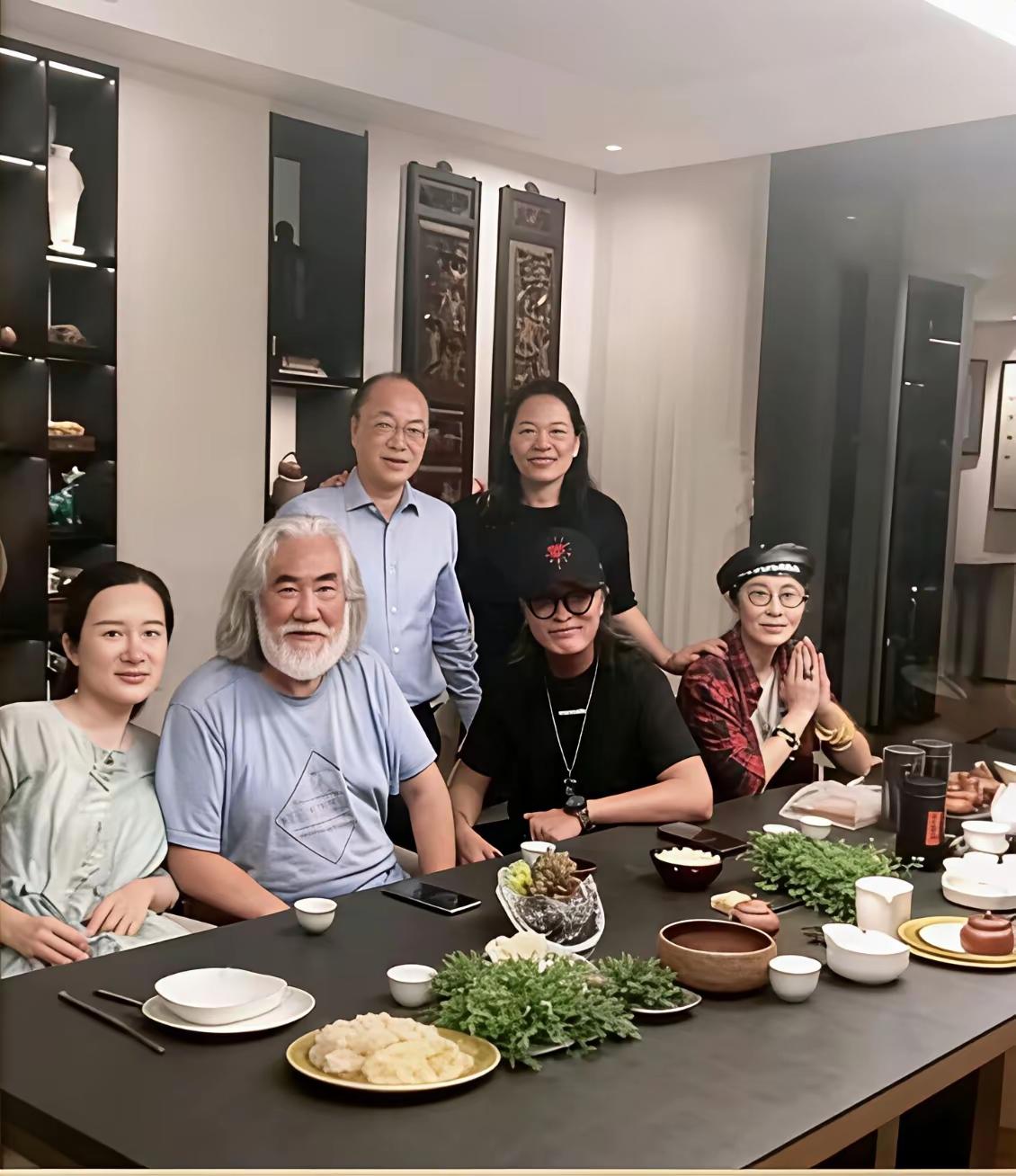 瞧！小丈人老女婿这幸福的一家人！