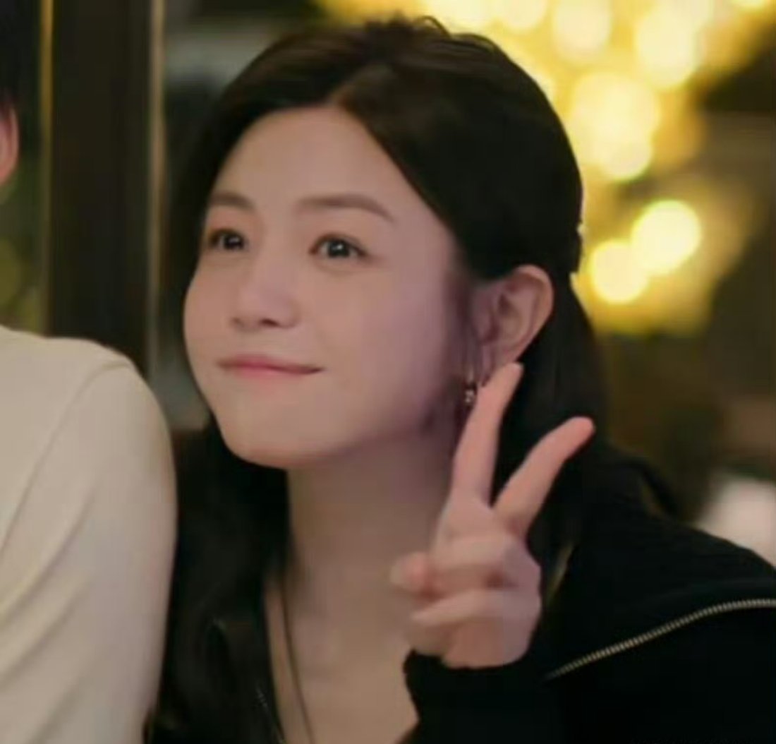 陈妍希回应脸颊肉像饺子一样姐姐简直不要太可爱了啊，又甜又萌的陈妍希！ 