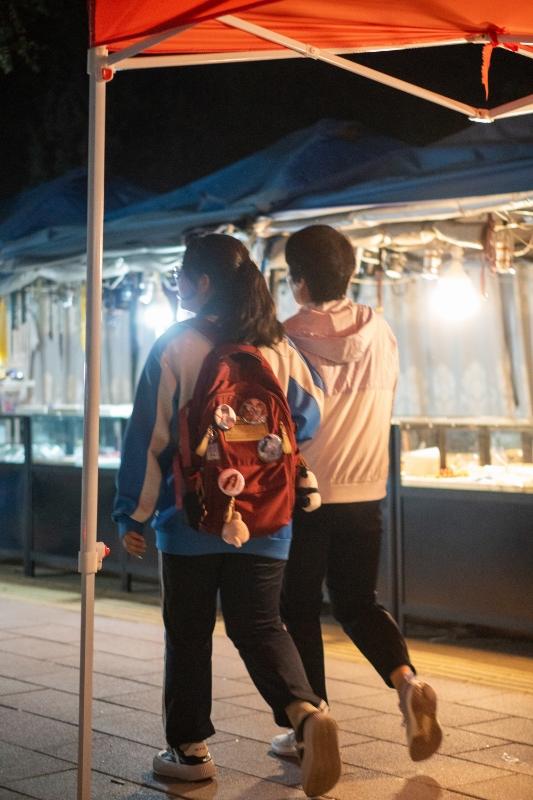 我表哥的女儿小雨，这次高考考了667分，全县第二，本该是高兴的事情，可她的亲生父