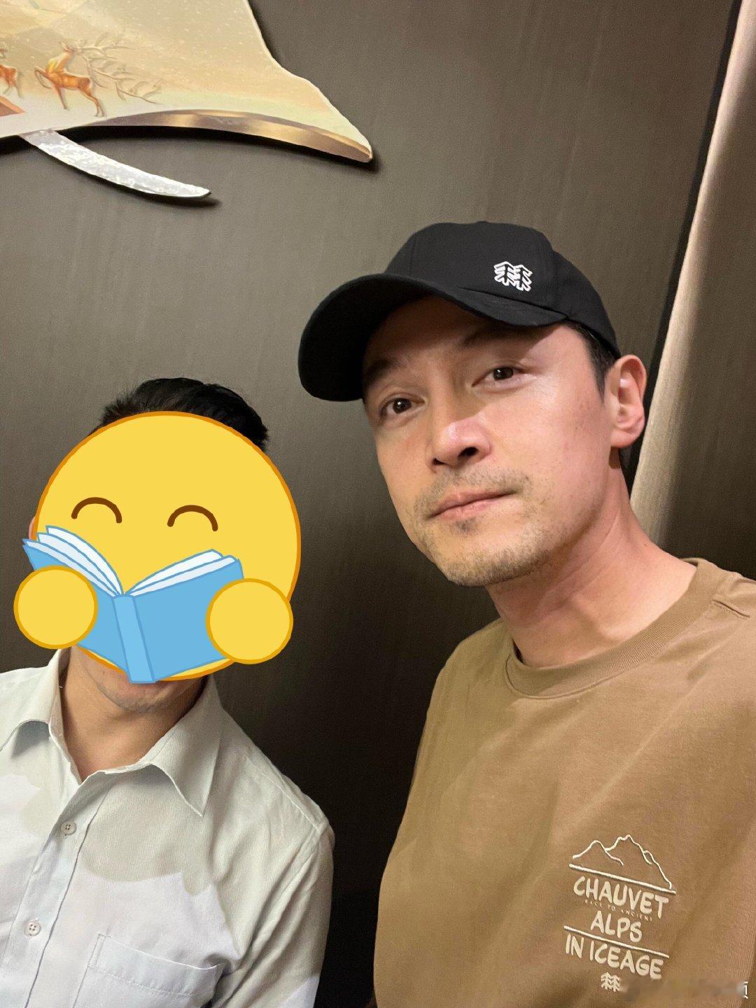 胡歌和家人吃重庆火锅胡歌与网友合照胡歌和家人吃重庆火锅，一点都没明星架子，这种大