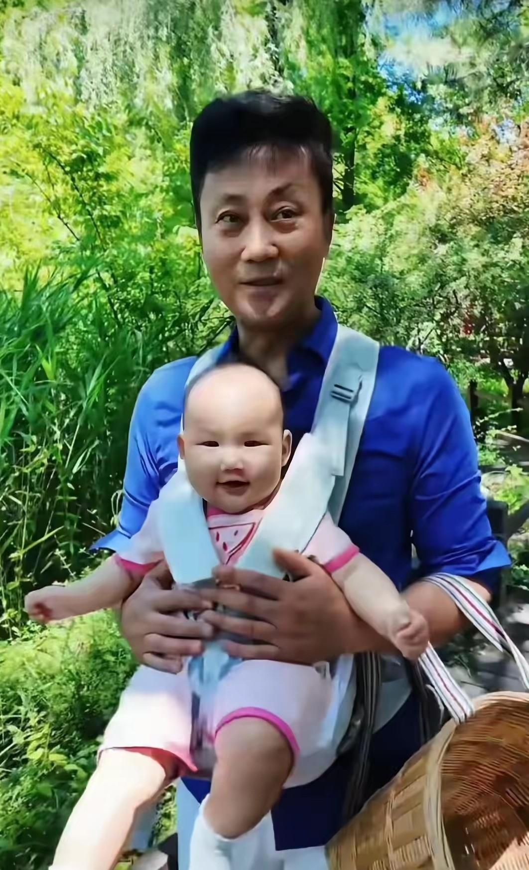 耿为华家的二宝长得和妈妈一模一样，有些像男孩，可爱极了。耿为华和妻子贺丽丽喜欢在