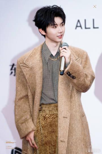 马嘉祺名利场贵公子 马嘉祺在名利场里真的太有范儿了！他身姿矫健，步伐轻盈，仿佛自