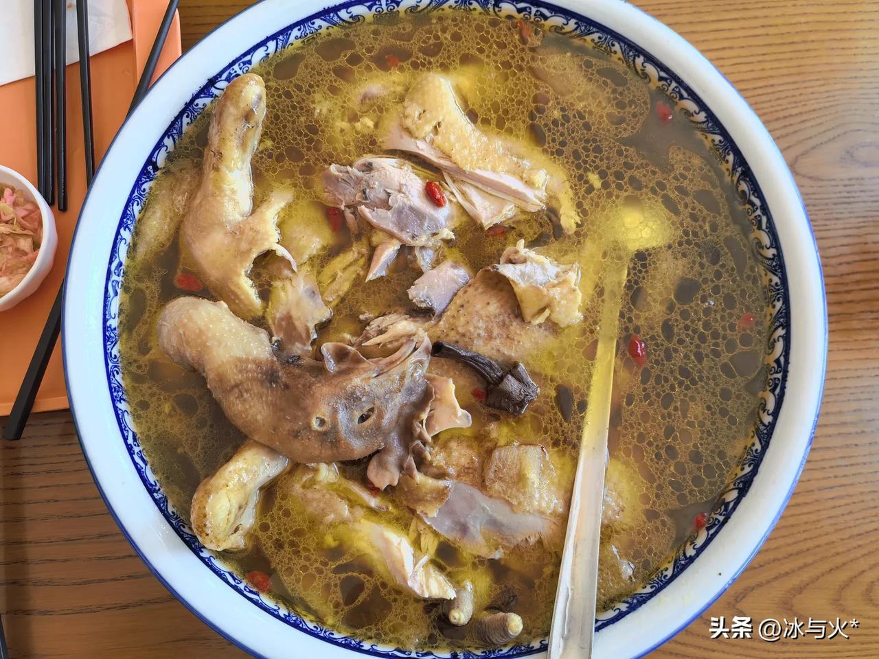 都说喝老母鸡汤营养好，于是叫膳食中心代买代炖了一个。258元虽然有点贵，但味道还