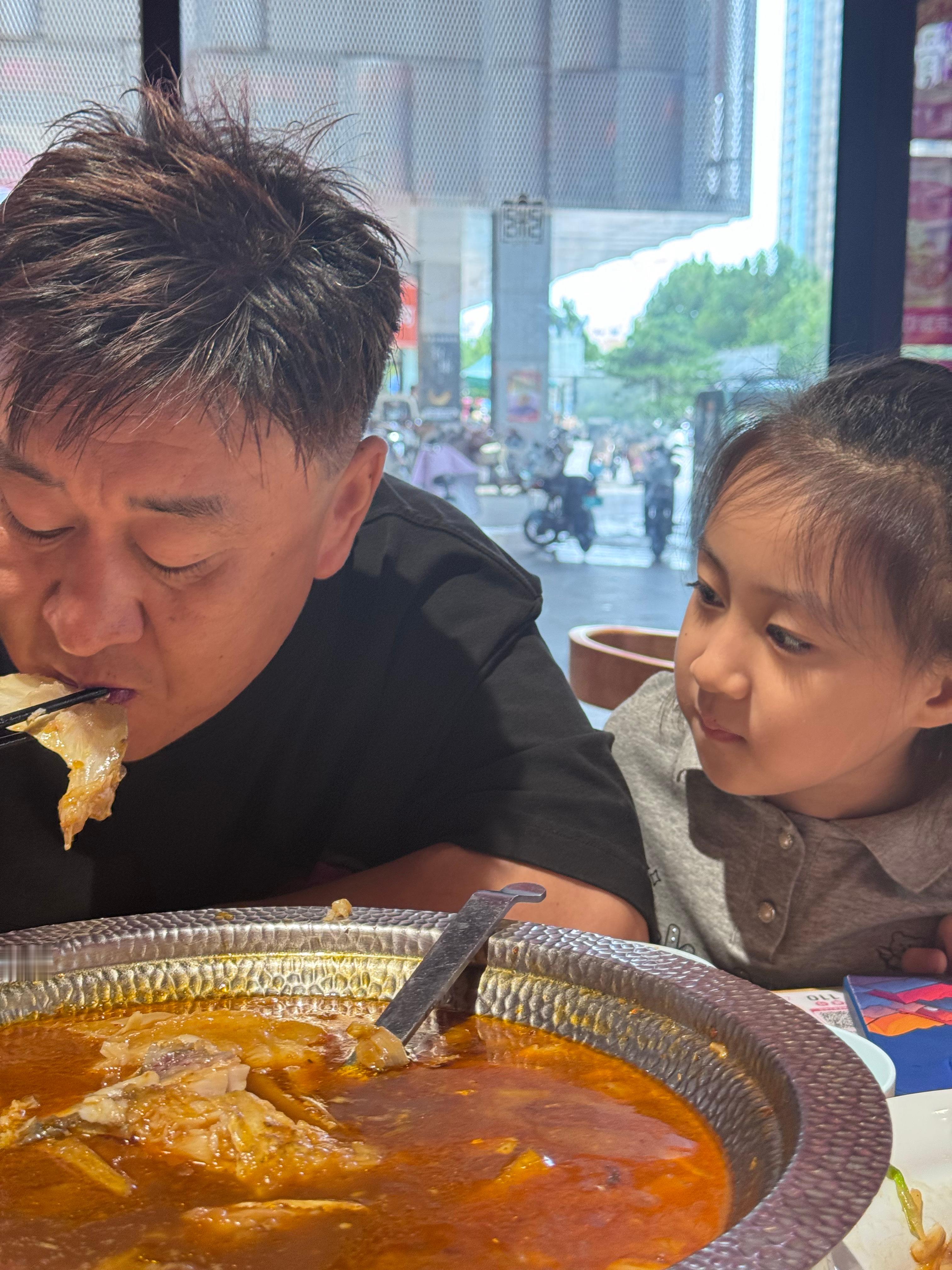 曹老师好像以前的妈妈对孩子一样我们吃鱼头泡饼，他把肉给我，自己啃了一堆鱼骨头因为