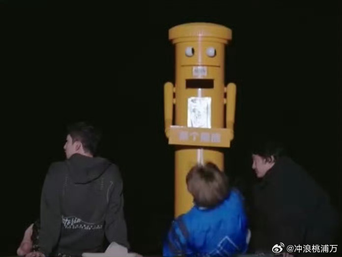 王鹤棣王传君武大靖熬夜看星星真有点浪漫了我说！王鹤棣、王传君、武大靖深夜海边并肩