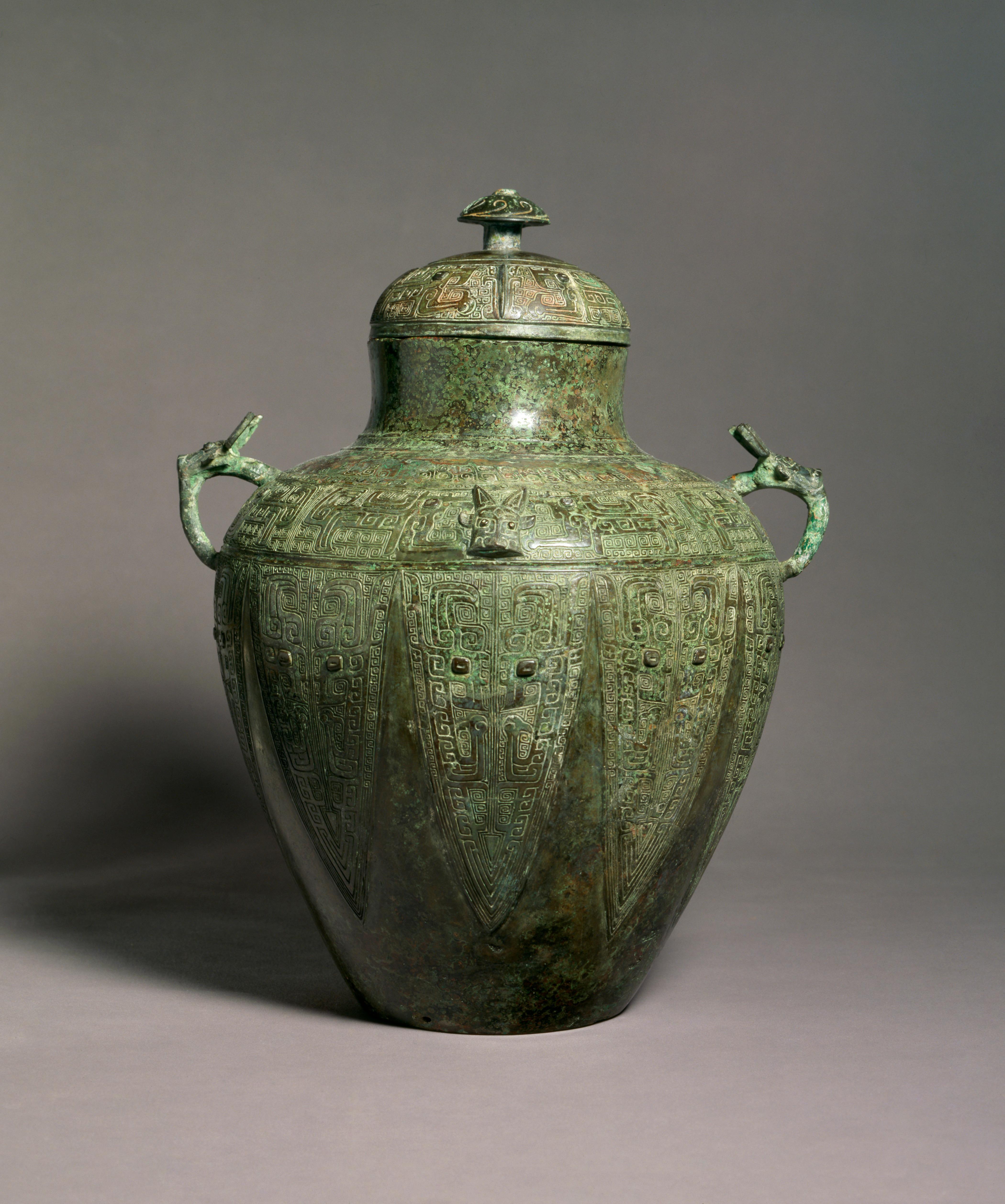 每天一件青铜器 美国圣路易斯美术馆藏商晚期:兽面纹罍. 高44cm 