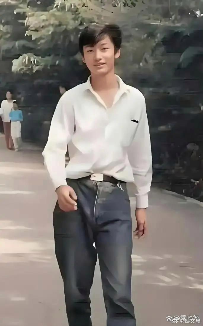 谁能想到曾经看起来平平无奇，其貌不扬的男人如今会是娱乐圈最火的男明星！
大家看出