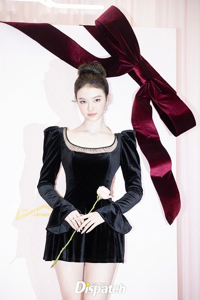 D社是Ella站姐吧 MEOVV 成员 Ella 的线下生图好能打！黑色丝绒裙搭