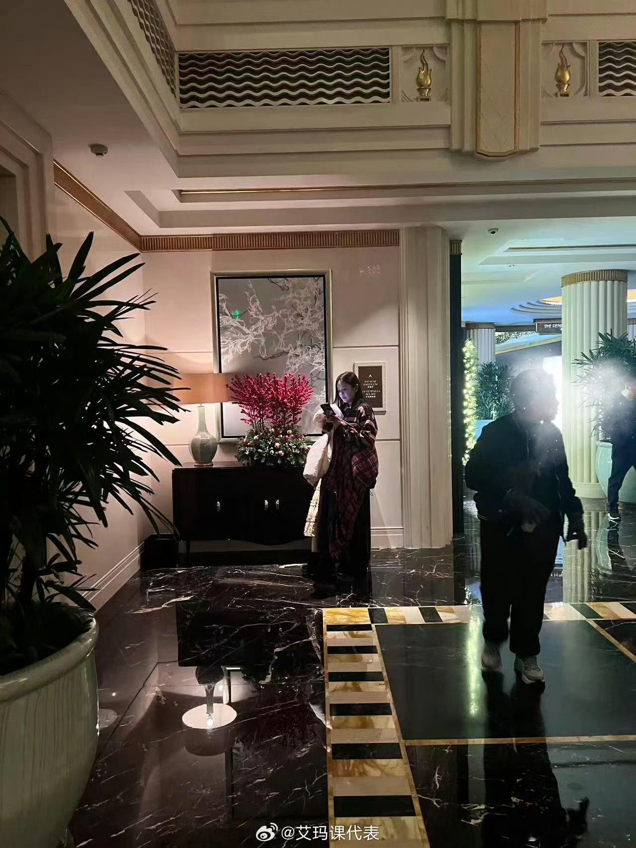 张子萱带两个女儿酒店吃饭偶遇张子萱带两个女儿酒店吃饭 张子萱带两个女儿酒店吃饭 