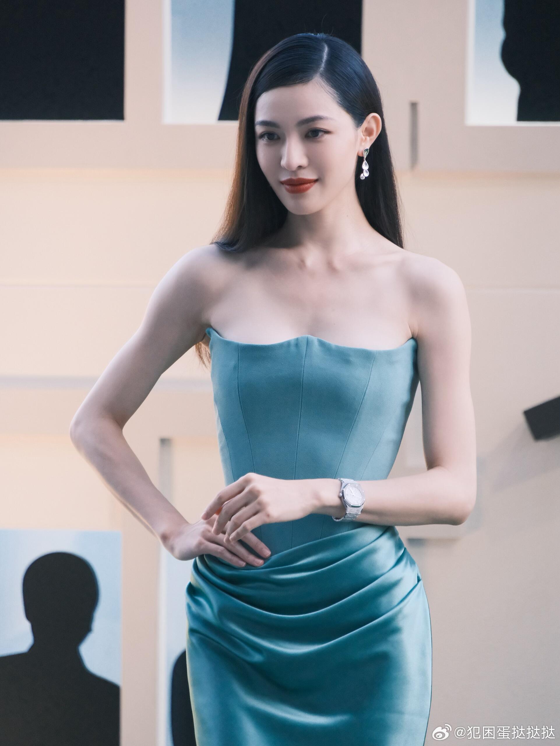 钟楚曦绿裙裙子的剪裁完美勾勒出她曼妙的身姿，在灯光下泛着柔和的光晕，更显得她肌肤