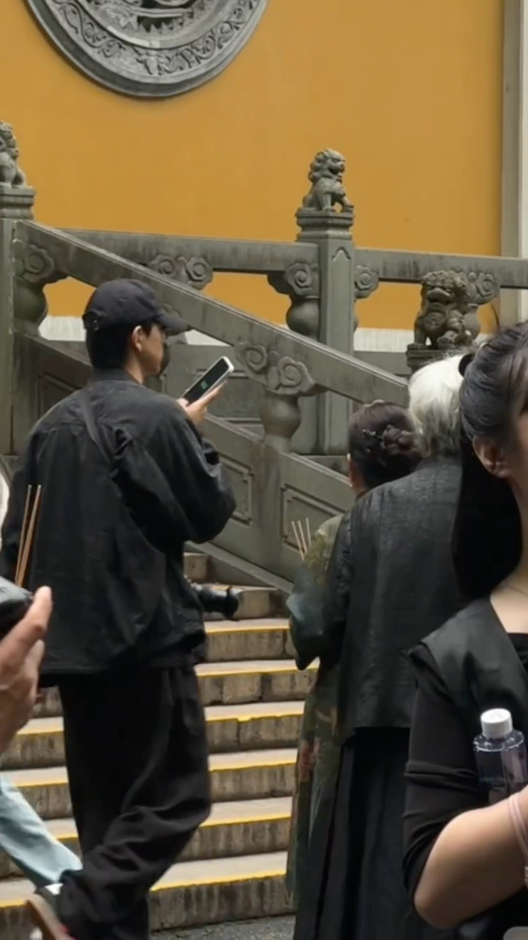 刚刚许愿见到帅哥 这么快就实现了嘛灵隐寺偶遇李现李现去了灵隐寺