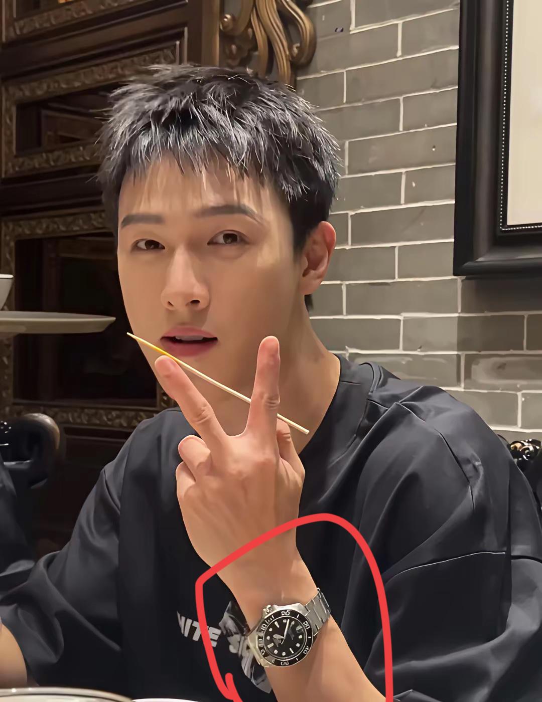 李昀锐带的手表是什么牌子的？非常高端