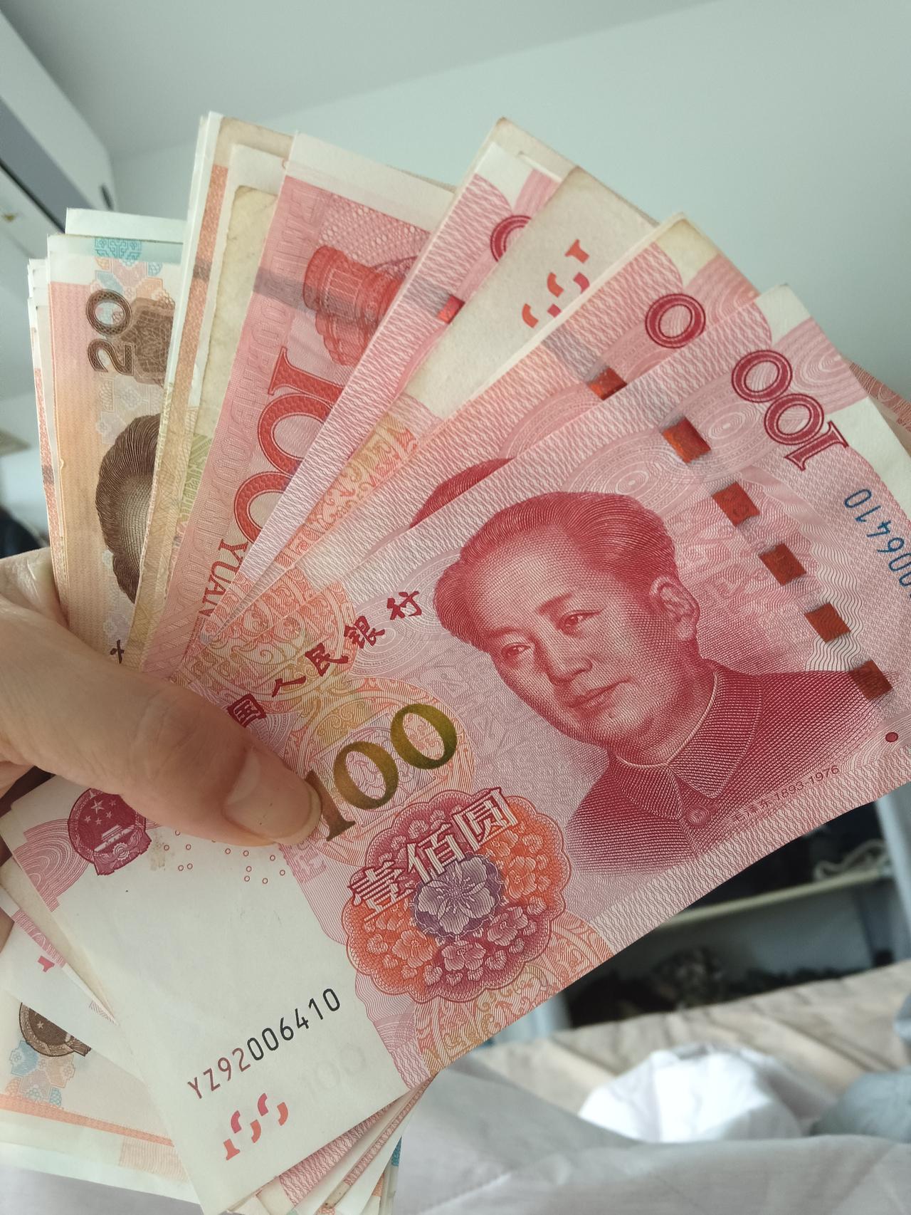 老公昨天知道真相后，
差点勒死我。

若不是因为我家婆吃低保的事，
乡干部不会去