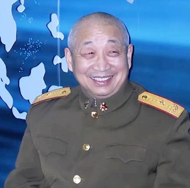 1990 年，在中越战俘遣返仪式上，“叛变” 军官汪斌拖着仅 37 公斤重的身体