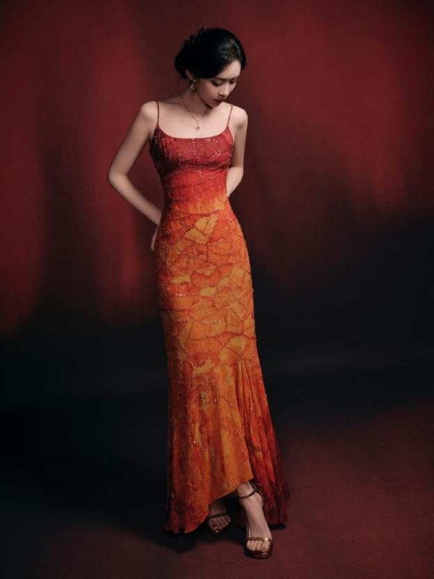 孟子义穿了ES的裙子惹了点小争议
有粉丝说是2002年的股东高定，裙子是2002