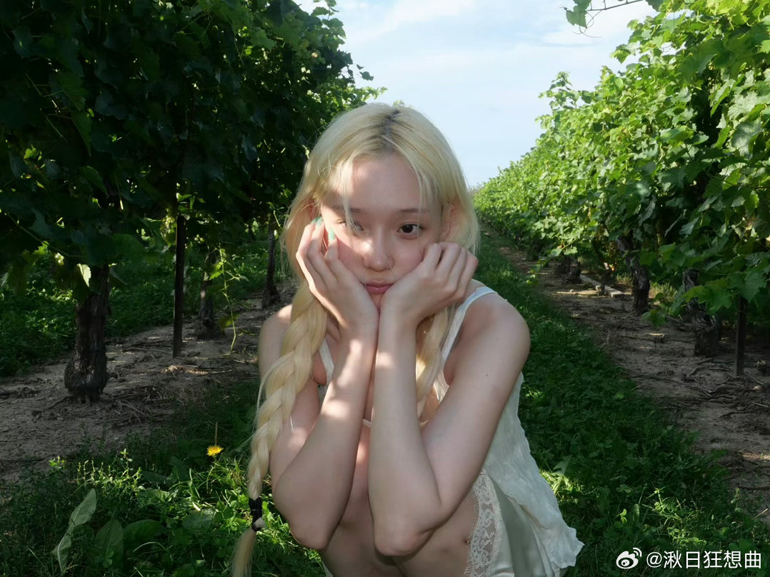 好纯情。。小狗妹回归了。 ​​​
