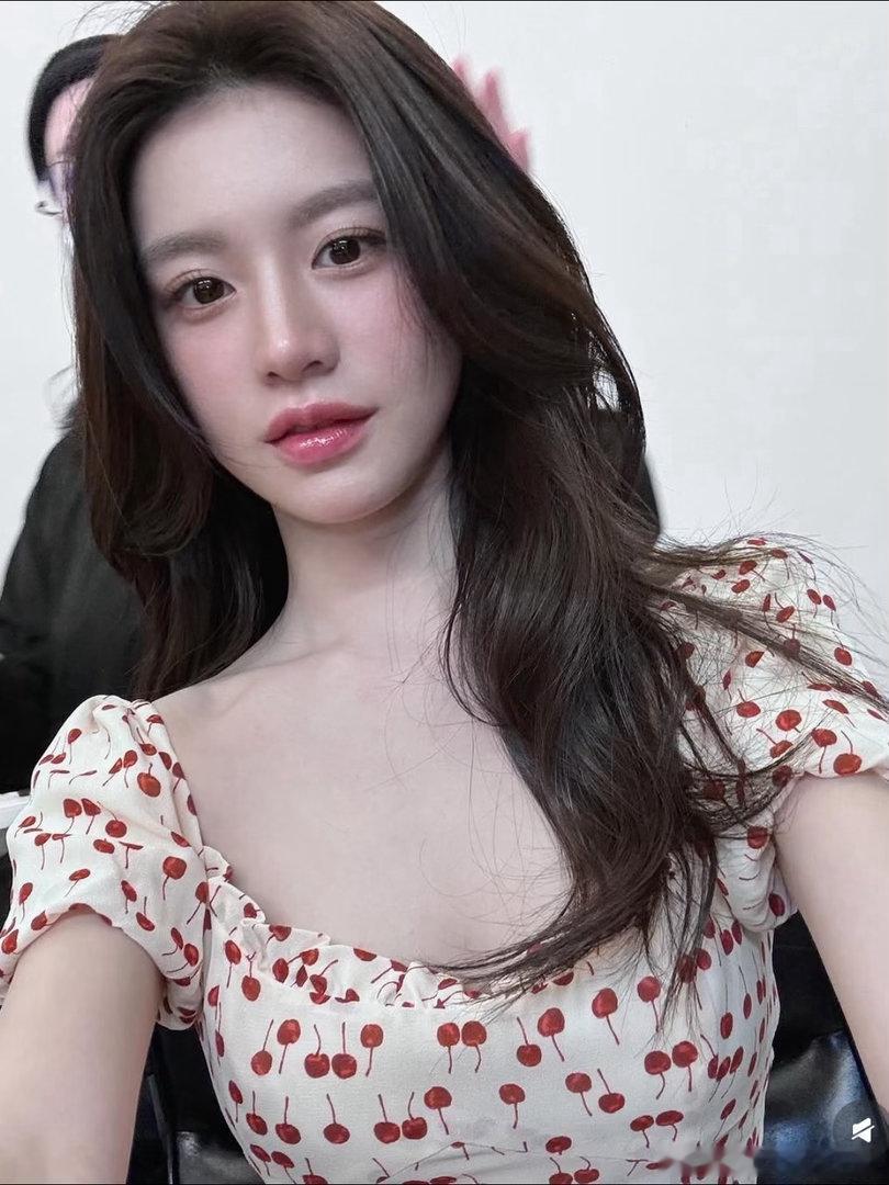 在我审美里【油润的亮+气色很好的粉白】就是高允真，她的“浅眉色+亮又黑的眼睛+莹