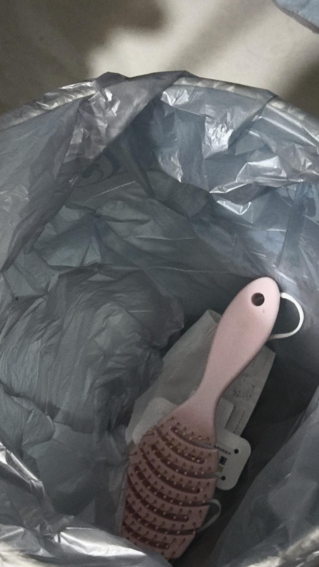 名创优品的梳子是真好用啊！原来这种镂空的梳子这么好用！之前用半亩花田送的梳子，太