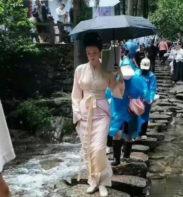 王楚然的身材，真的没谁了，简直就是咱们国内的卡戴珊！这线条，这比例，太让人羡慕了