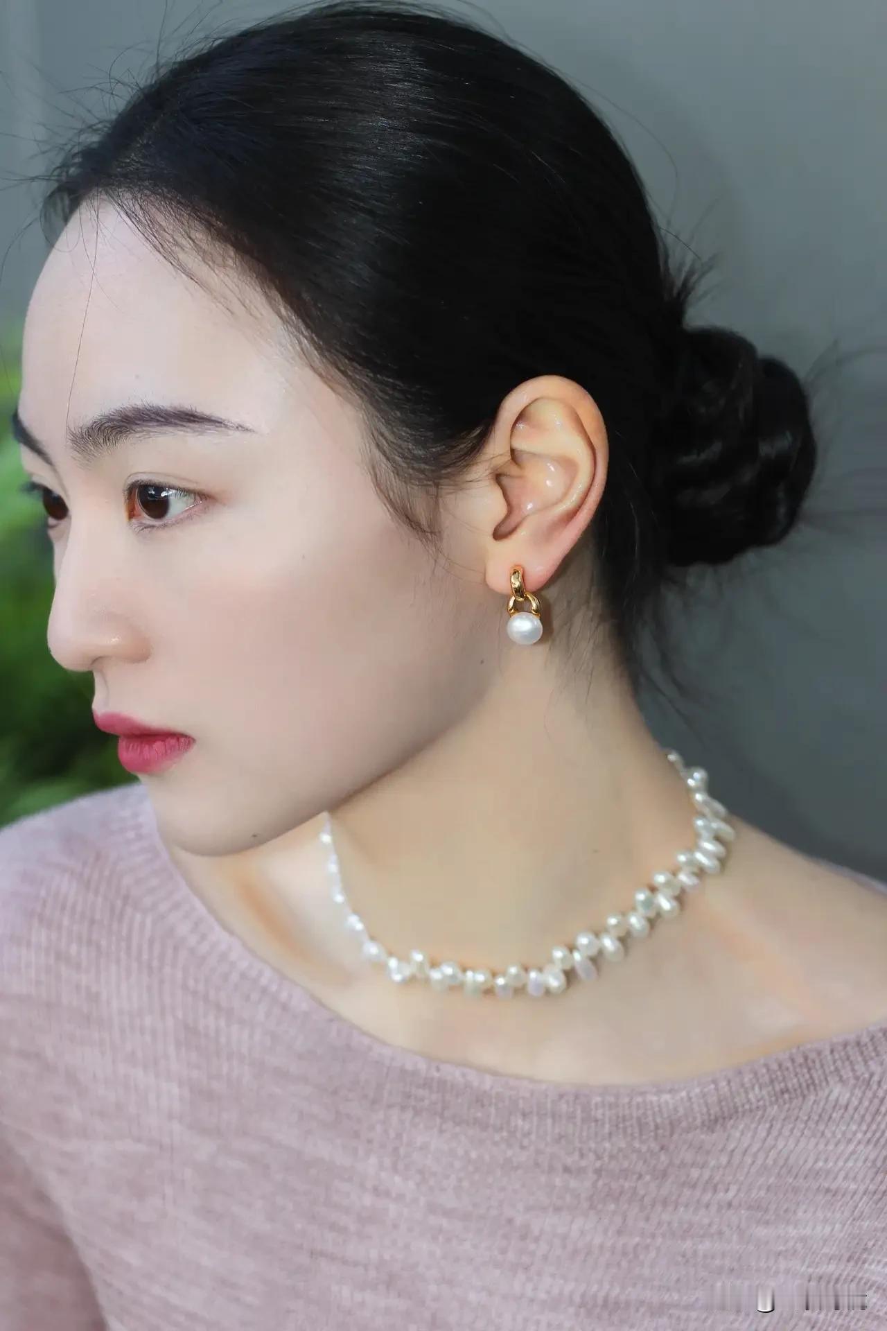 珠光映玉颜，耳畔珍珠悬。