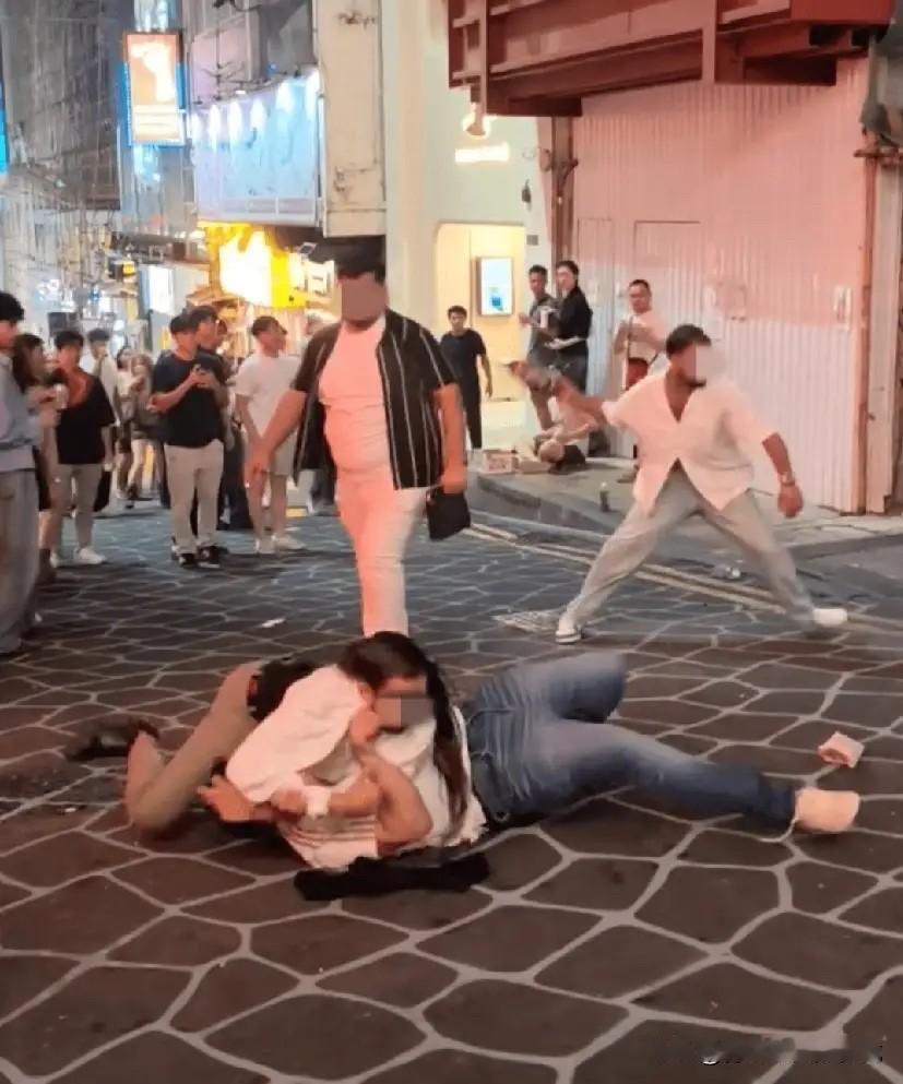 香港中环发生街头打斗事件。昨日（29日）社交平台流传一段约11秒影片，从影片所见
