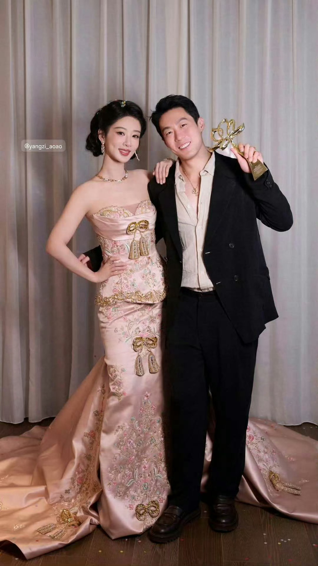 别勾肩搭背的小心给迷吃醋骂紫大雷哥离视后的奢代五大近一点，离视后远一点 