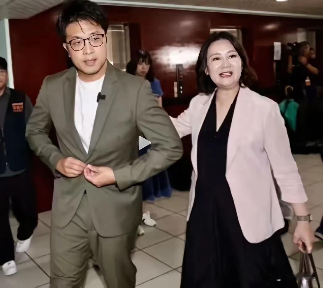 绿营立委吴思瑶和蔡英文，萧美琴一样，都56了，依然打扮人时，活跃在台湾政界，看来