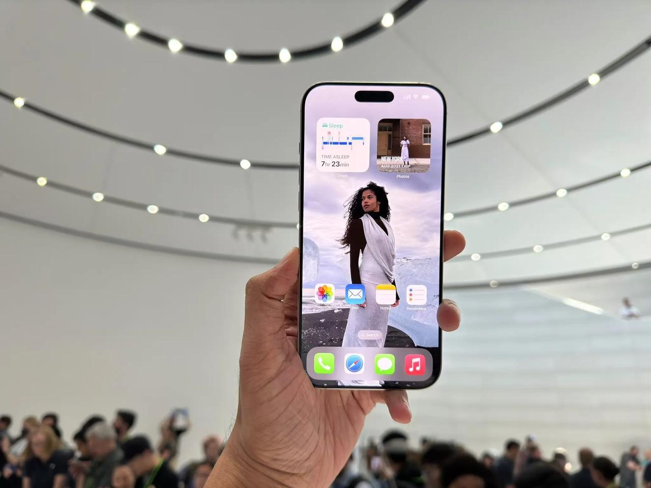 两个字评价iPhone 16 Pro Max屏幕边框：