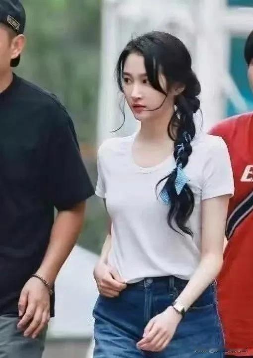 关晓彤的如今体态令人感到纤细动人