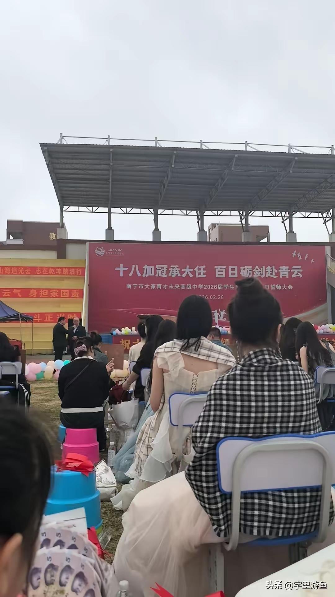 有一次我们上解剖课，尸体是真的，我们班第一个进去的是女生她看见就要跑，老师一把拉