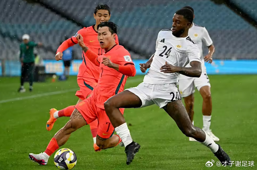 韦世豪半场补时凌空破门，打入国足2026年正式比赛首球！韦世豪国足