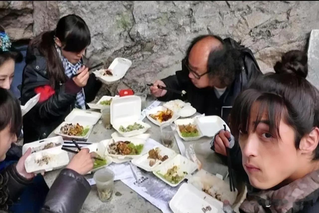 考古照片，这应该是胡歌在拍仙剑奇侠传时，在剧组吃饭，那时条件虽然不如现在，但演员