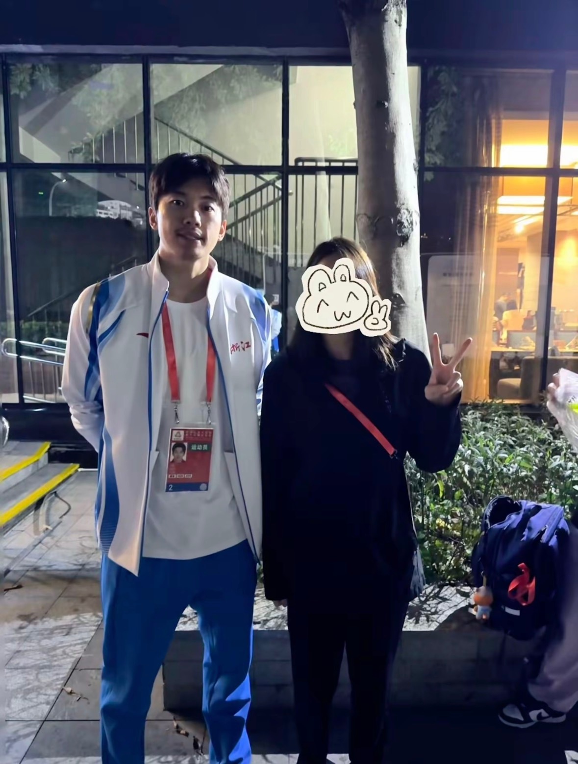 欧巴在一个定点当人形立牌中…… ​​​