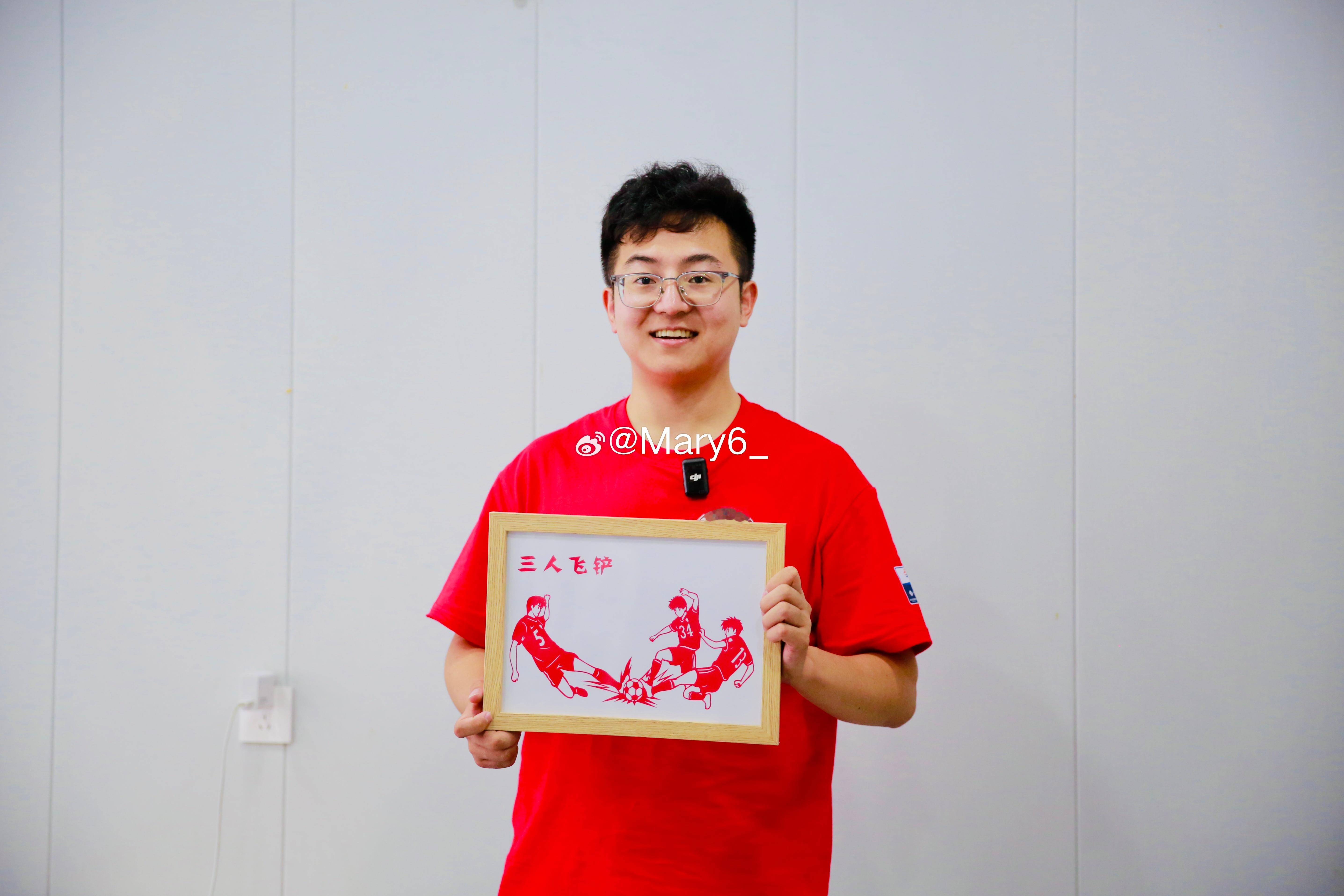 为常州队加油助威常州[超话] 今天偶遇剪纸浩哥 来艳姐大碗皮肚面 用剪纸交换美食