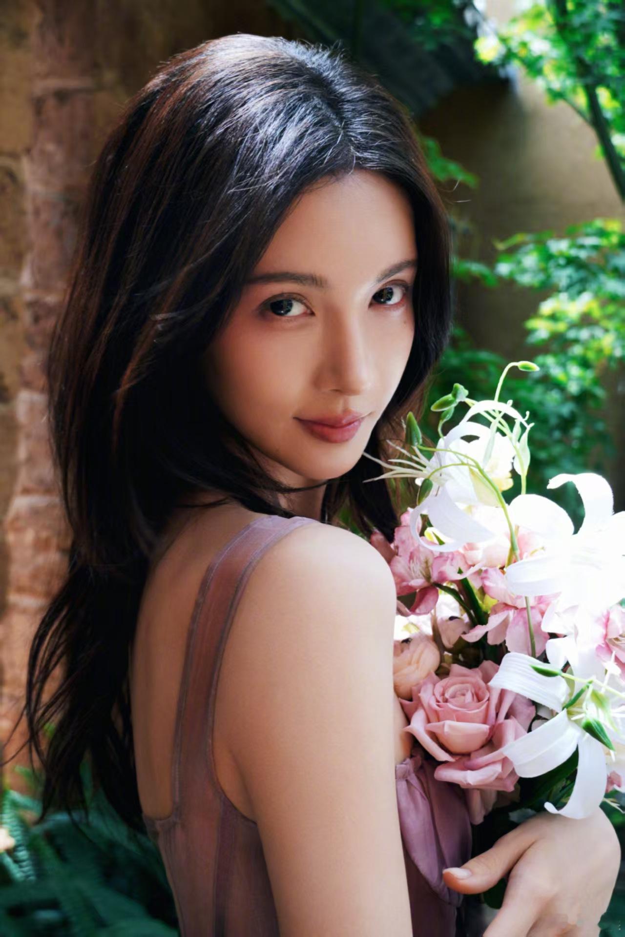金晨35岁生日照金晨生日大片金晨生日大片，好美，[嘻嘻][嘻嘻] ​​​