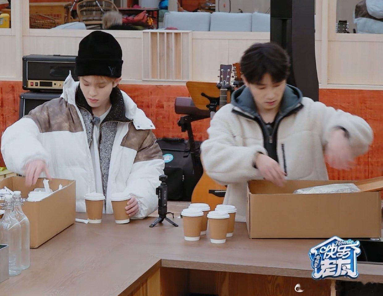 蒋敦豪田螺小子眼里有活快乐老友记 田螺小子蒋敦豪上线！拉横幅摆花拿饮料，手脚麻利