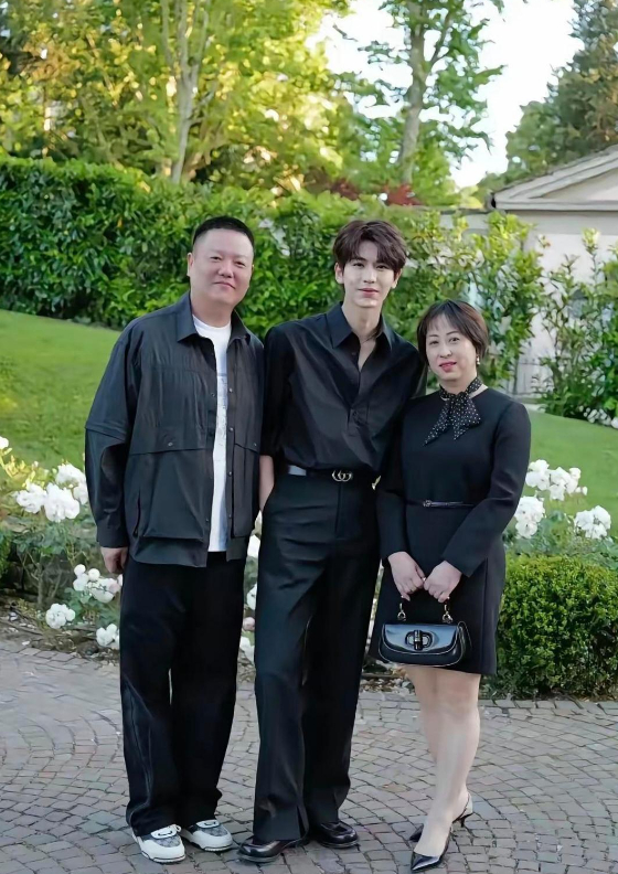 张凌赫妈妈罕见晒出全家福，一家三口同框画面首度公开。有网友关注到张妈妈的社交动态