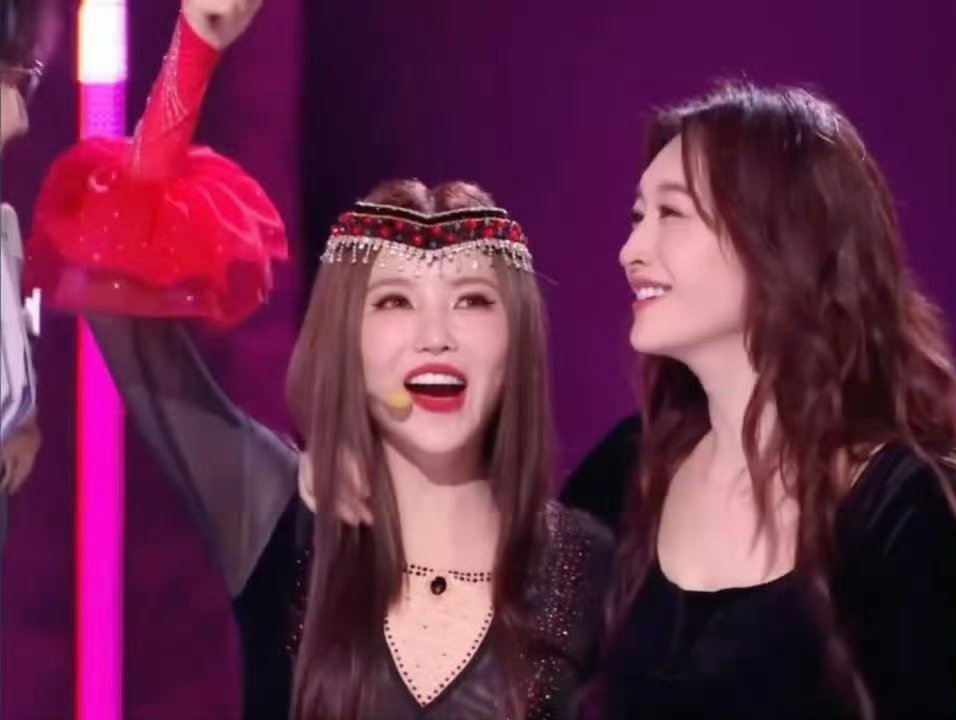 李小冉 姐姐们憋到尿要爆了谁能不爱50岁还这么鲜活的姐姐!即兴rap拉票满嘴跑梗