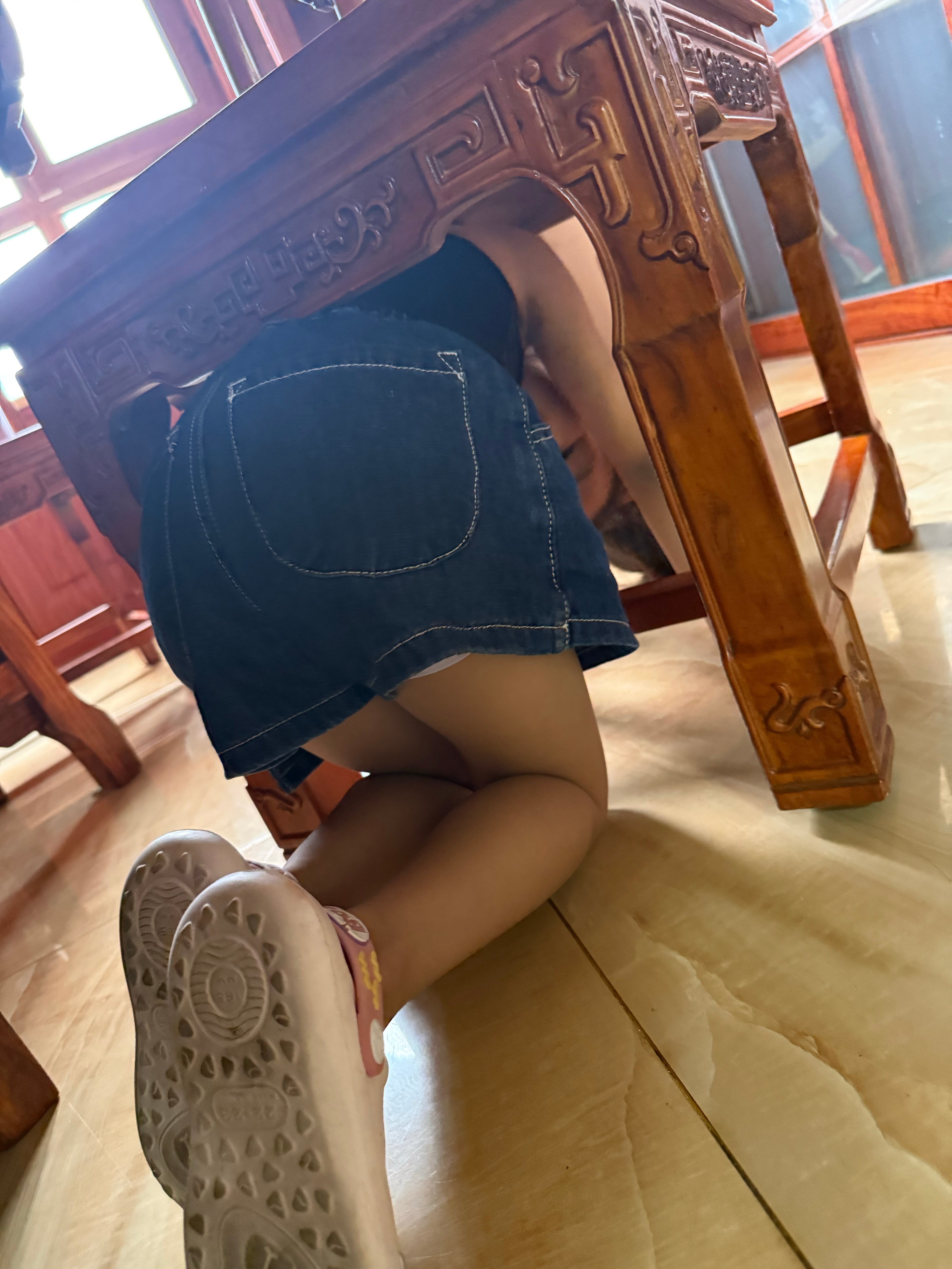 👩🏻：在姥姥家住着比上幼儿园好吗？👧🏻：好很多一进门发现她藏在椅子下面，