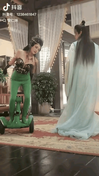 新能源蛇妖你还别说，在这么局促的范围内，能这样绕圈，还可以做到极好的表情管理，演