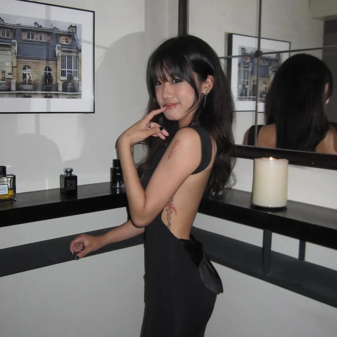 贾静雯大女儿都20岁啦。