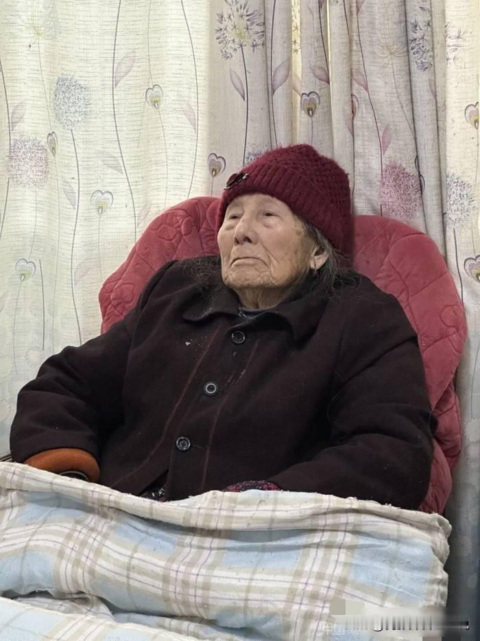 🌙脸都不要了！福建泉州，一位女子应聘成为住家保姆，负责照料年迈的老人，双方约定