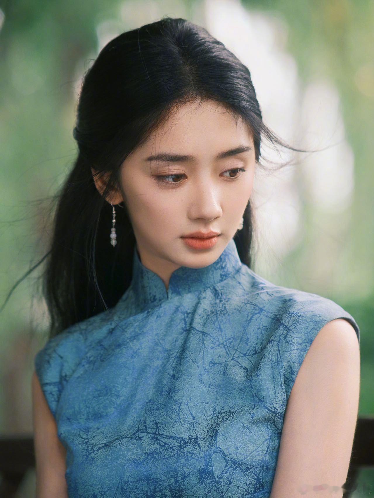 王影璐红蓝旗袍并蒂双生花王影璐旗袍造型梦回冯宝宝 谁懂王影璐生日两套旗袍满满的反