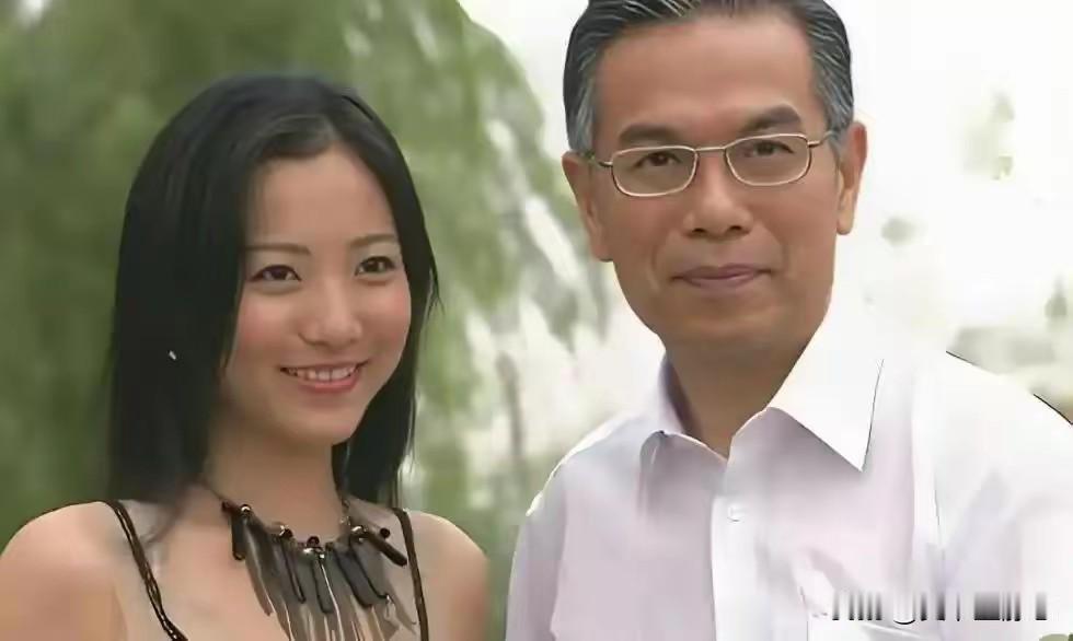 香港首富宋世万，妻妾成群，自以为玩转女人，最后却被自己最宠的四姨太，一个清纯女大