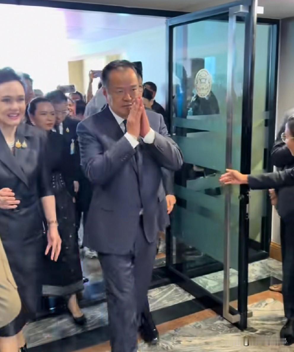 170余人遇难！泰国洪灾酿惨剧，总理阿努廷致歉：政府执行力严重不足
 
泰国南部