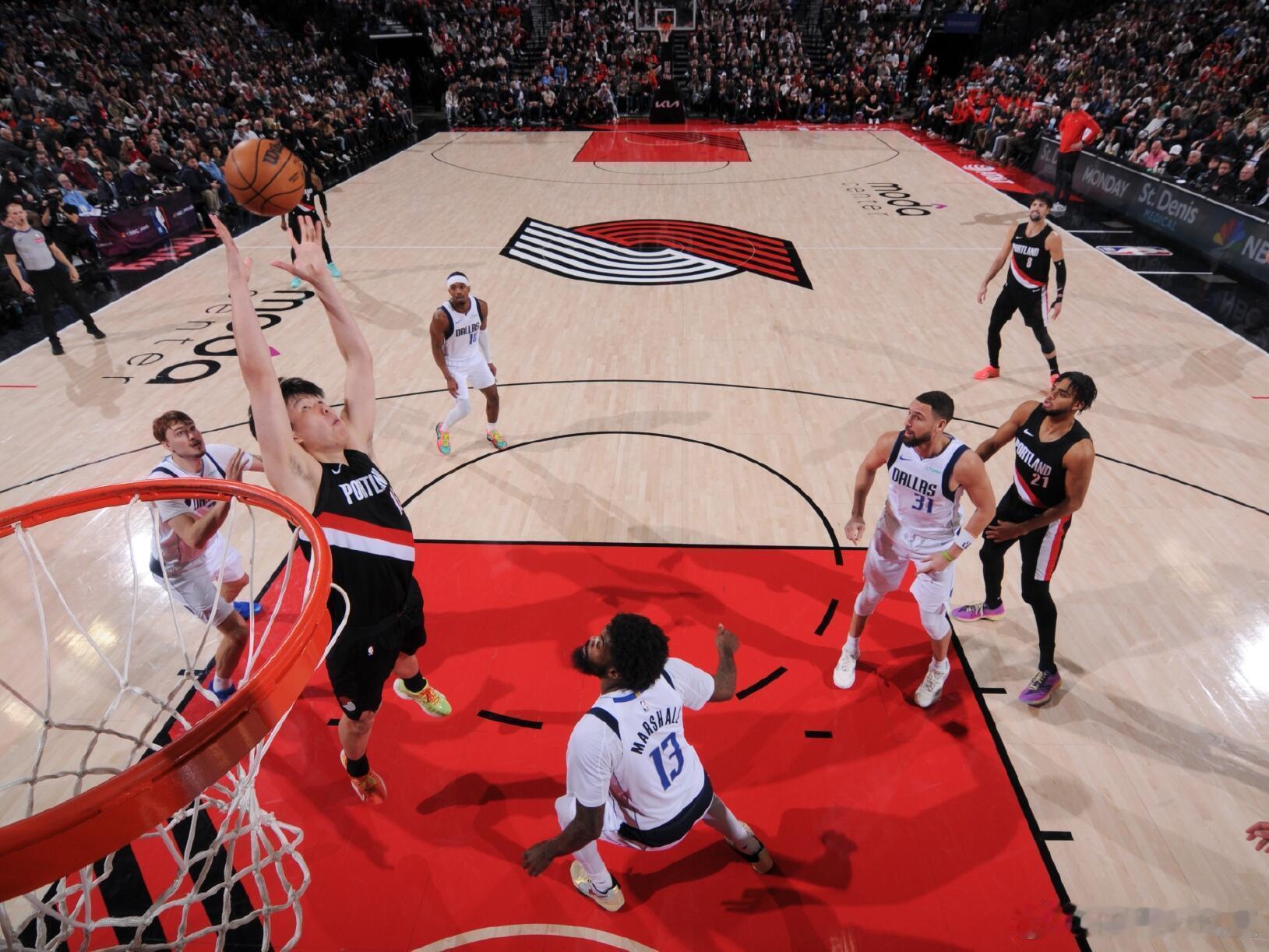 杨瀚森深知自身差距亦在全力追赶新的一年，目标清晰：从进入轮换尝试，到真正站稳脚跟